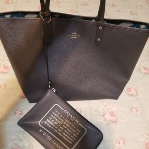 Coach large tote w/zippered pouch